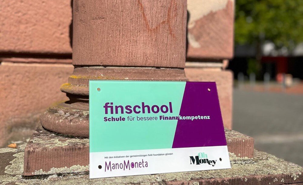 Foto mit finschool Schulschild